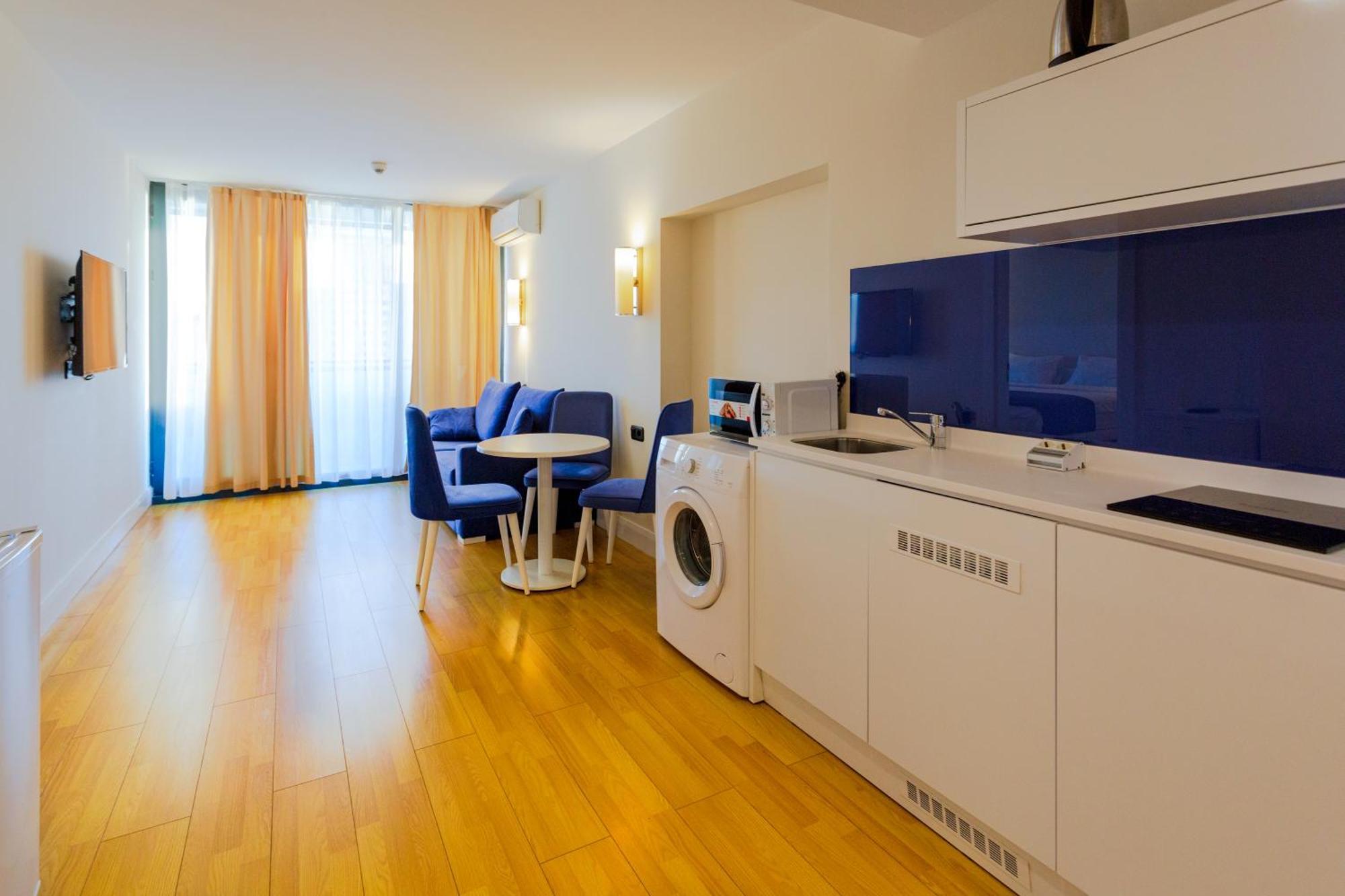 Апартаменти Sea View In *